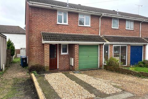3 bedroom end of terrace house to rent, Woking Rd Parkstone
