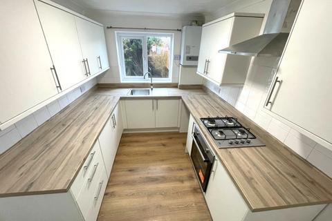 3 bedroom end of terrace house to rent, Woking Rd Parkstone