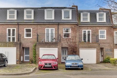 4 bedroom townhouse for sale, Marine Court, Southsea