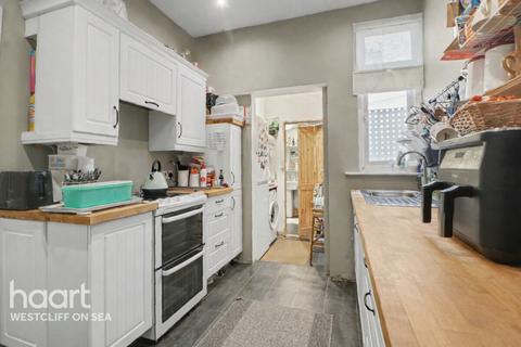 2 bedroom flat for sale, Fairmead Avenue, Westcliff-On-Sea