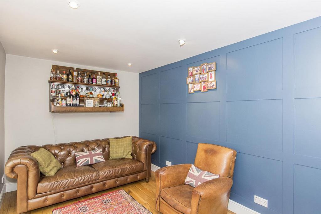 Lounge (Photo Two)
