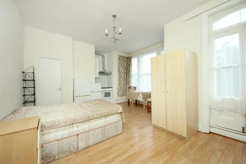 Studio to rent, Uxbridge Road, W3