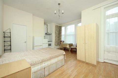 Studio to rent, Uxbridge Road, W3