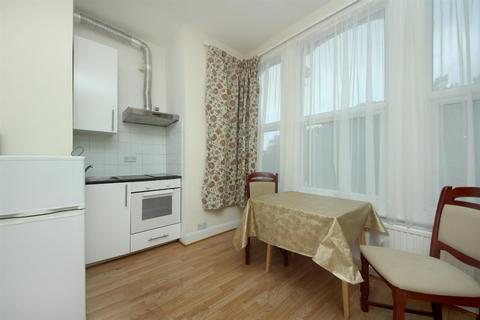 Studio to rent, Uxbridge Road, W3