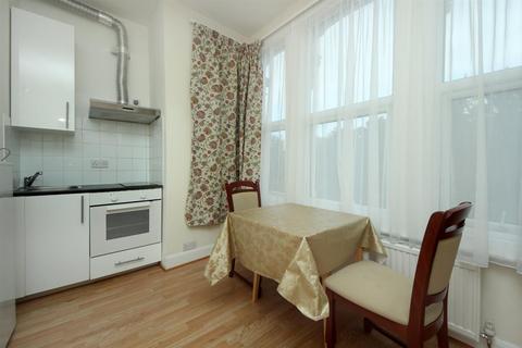 Studio to rent, Uxbridge Road, W3