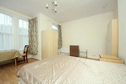 Studio to rent, Uxbridge Road, W3