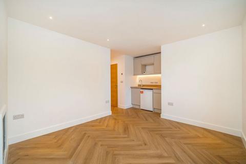 Studio to rent, Ellesmere Road, London W4