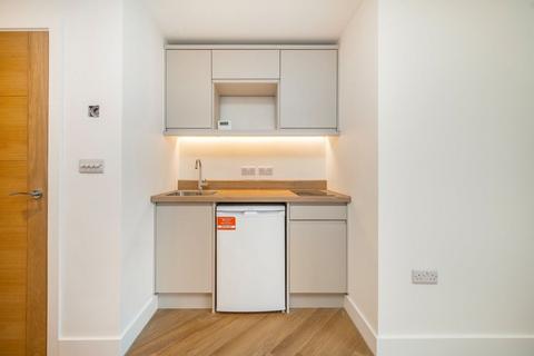 Studio to rent, Ellesmere Road, London W4