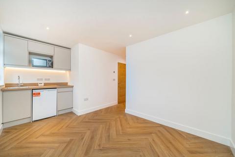 Studio to rent, Ellesmere Road, London W4