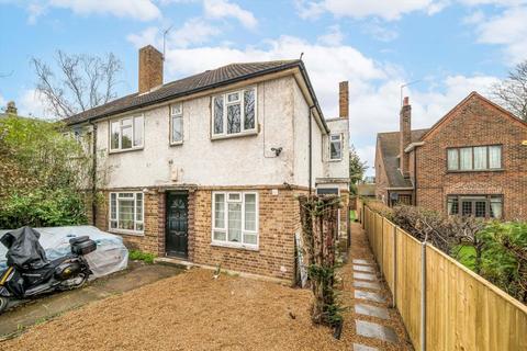 Studio to rent, Ellesmere Road, London W4
