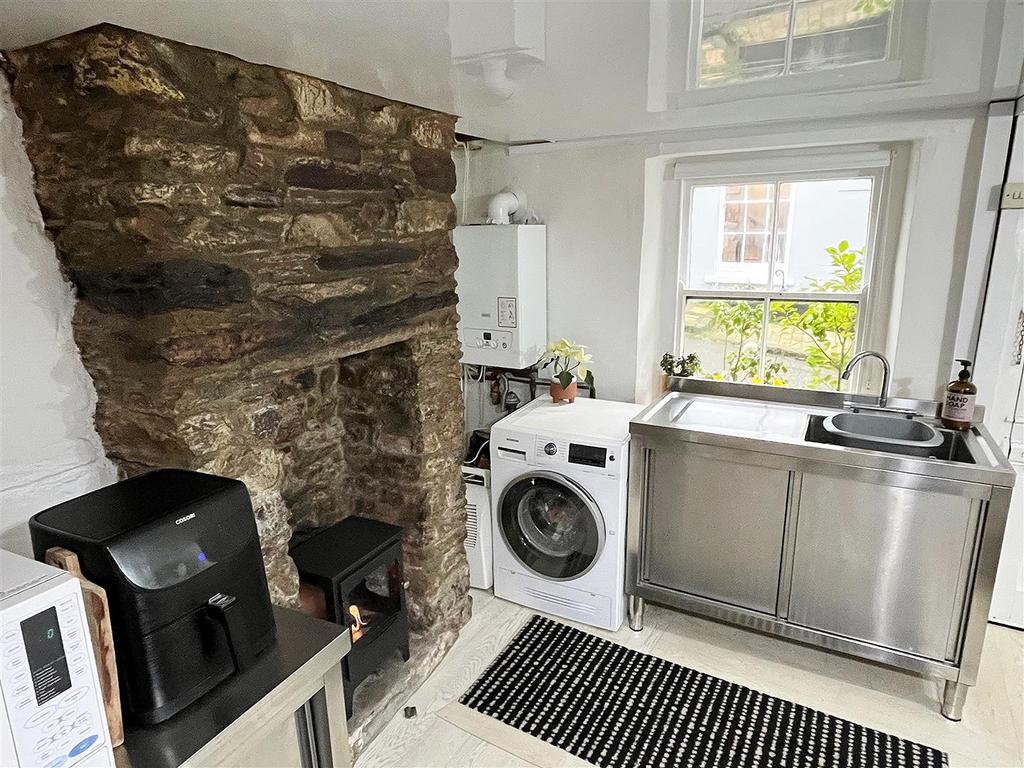 Kitchen 2.jpg