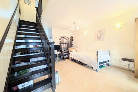 2 bedroom end of terrace house for sale, Littlebrook Avenue, Slough