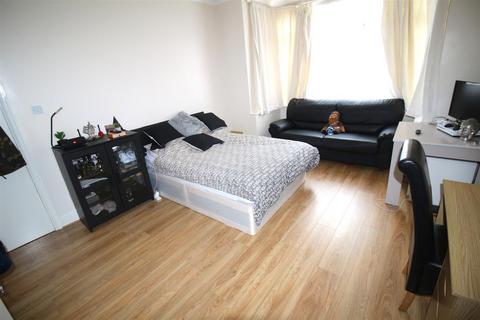 House share to rent, Sevington Road, London