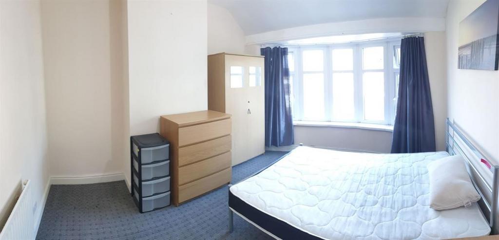 Bright, simply furnished double bedroom with a ...