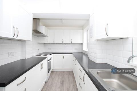 3 bedroom semi-detached house to rent, Northbourne Road, Gillingham, ME8