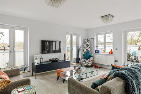 2 bedroom flat for sale, PENTHOUSE APARTMENT - Renfields, Haywards Heath
