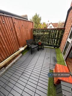Studio to rent, Burroughs Parade, London, NW4