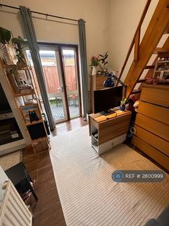 Studio to rent, Burroughs Parade, London, NW4