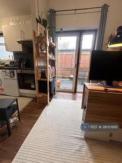 Studio to rent, Burroughs Parade, London, NW4