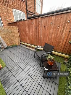 Studio to rent, Burroughs Parade, London, NW4