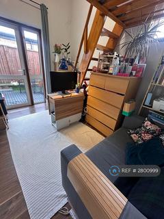 Studio to rent, Burroughs Parade, London, NW4