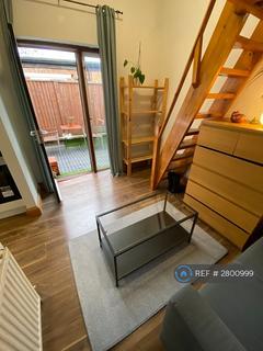 Studio to rent, Burroughs Parade, London, NW4