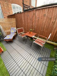 Studio to rent, Burroughs Parade, London, NW4
