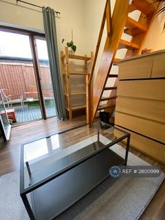 Studio to rent, Burroughs Parade, London, NW4