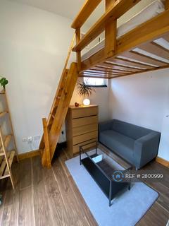 Studio to rent, Burroughs Parade, London, NW4