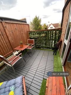 Studio to rent, Burroughs Parade, London, NW4