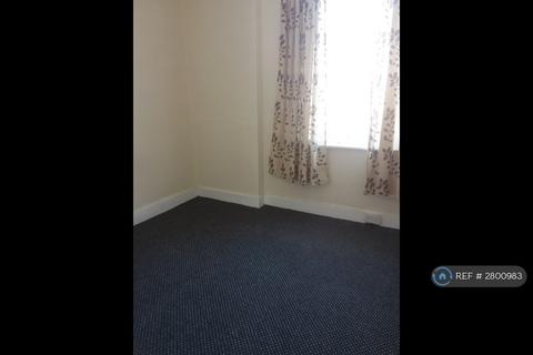 3 bedroom flat to rent, Holly Avenue, Wallsend, NE28