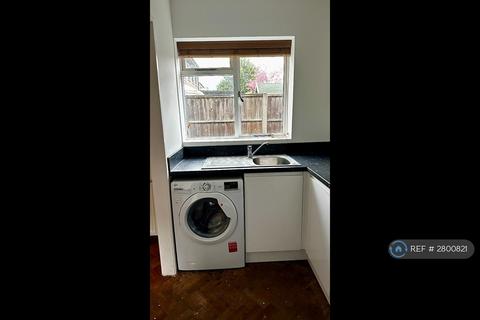 1 bedroom bungalow to rent, Claygate Lane, Thames Ditton, KT7