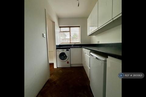 1 bedroom bungalow to rent, Claygate Lane, Thames Ditton, KT7