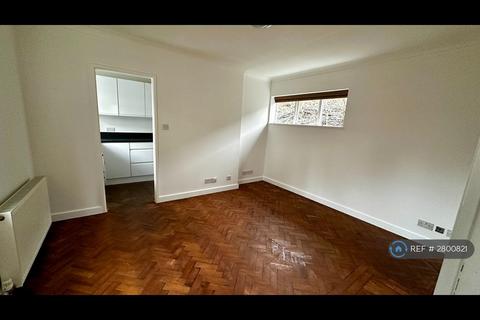 1 bedroom bungalow to rent, Claygate Lane, Thames Ditton, KT7