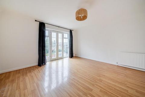 2 bedroom flat to rent, Cookham Road,  Maidenhead,  SL6