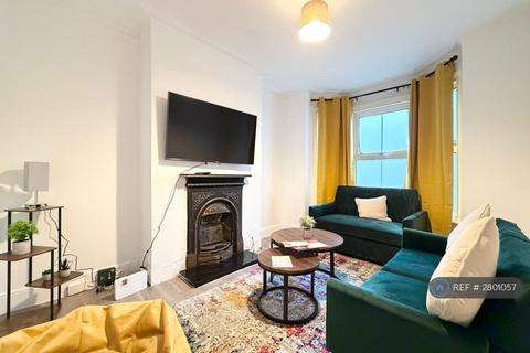 3 bedroom terraced house to rent, Curzon Street, Reading, RG30