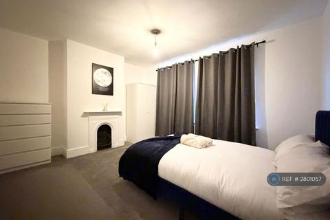 3 bedroom terraced house to rent, Curzon Street, Reading, RG30