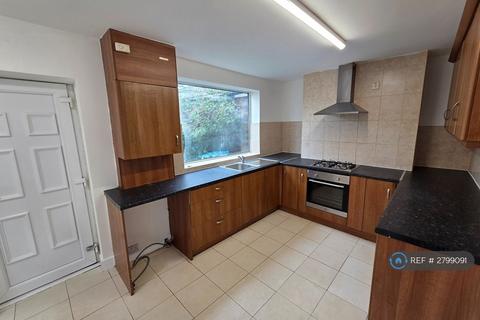 3 bedroom semi-detached house to rent, Hacking St, Salford, M7