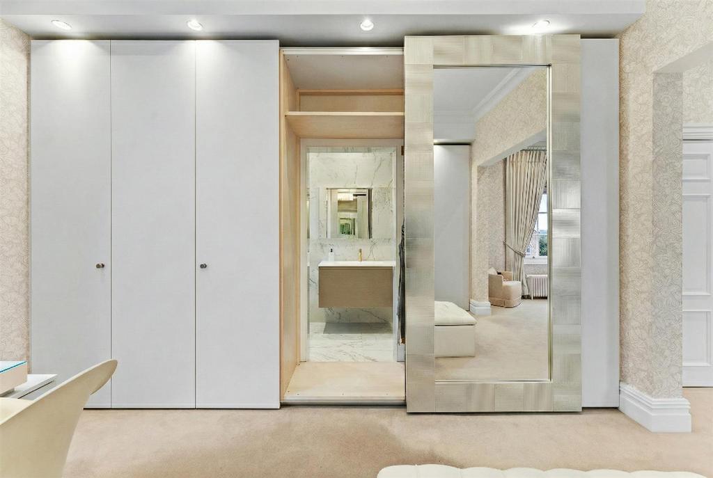Dressing Room into En Suite