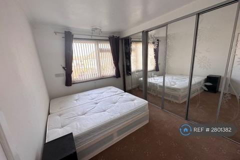 4 bedroom terraced house to rent, Burlington Gardens, Romford, RM6