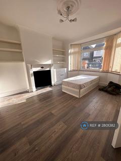 4 bedroom terraced house to rent, Burlington Gardens, Romford, RM6