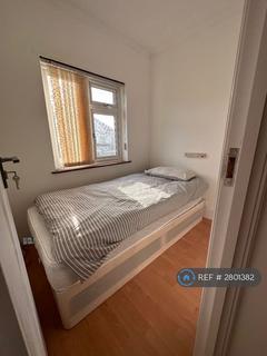 4 bedroom terraced house to rent, Burlington Gardens, Romford, RM6