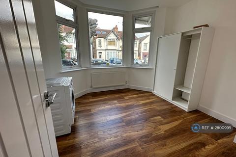 2 bedroom flat to rent, Audley Road, London, NW4