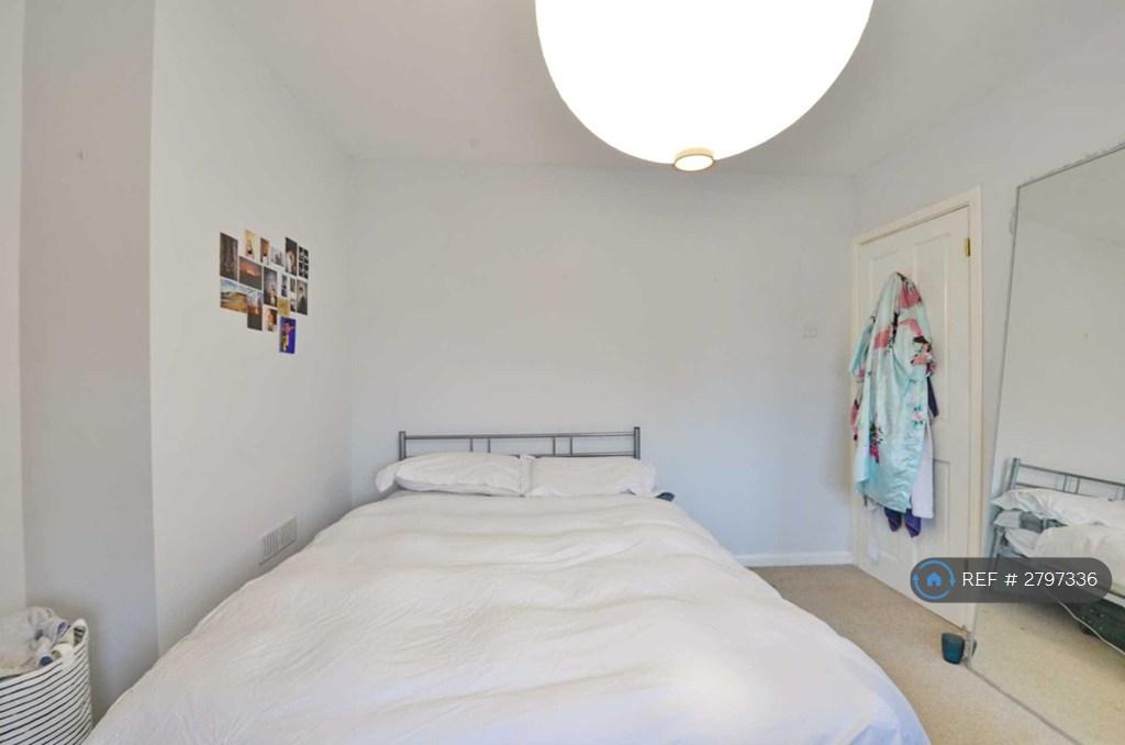 Master Bedroom (Alt View)