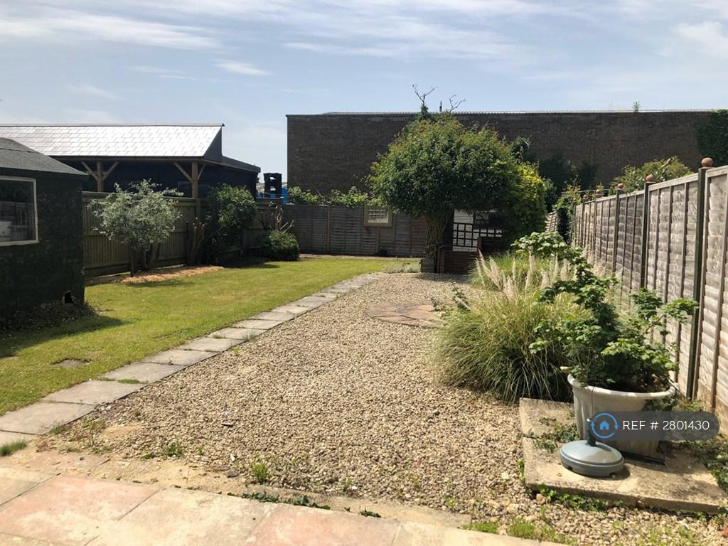 Garden: Large, Sunny Garden, Bbq &amp; Patio Furniture