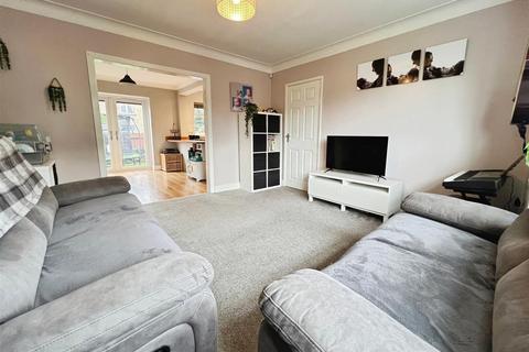 3 bedroom semi-detached house for sale, Robin Close, Bradford BD2