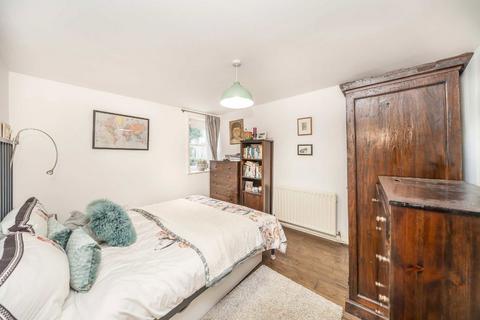 2 bedroom flat for sale, Grafton Square, London SW4