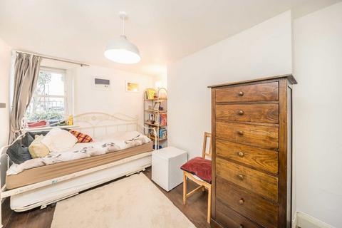 2 bedroom flat for sale, Grafton Square, London SW4