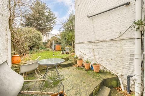 2 bedroom flat for sale, Grafton Square, London SW4