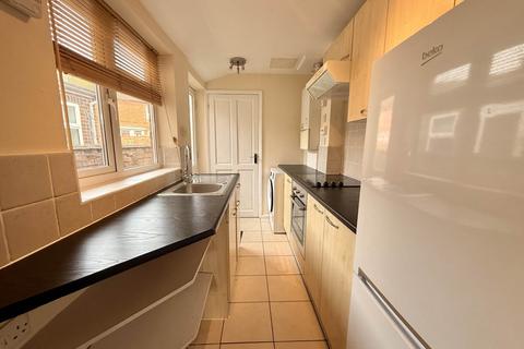 2 bedroom terraced house to rent, Caldecote Street, Newport Pagnell MK16